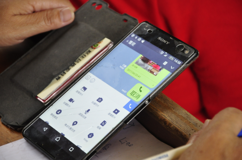 學員利用手機下載社群APP 學習使用。