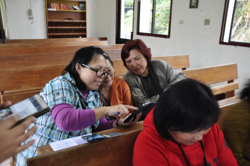 學員間彼此互相指導、學習。