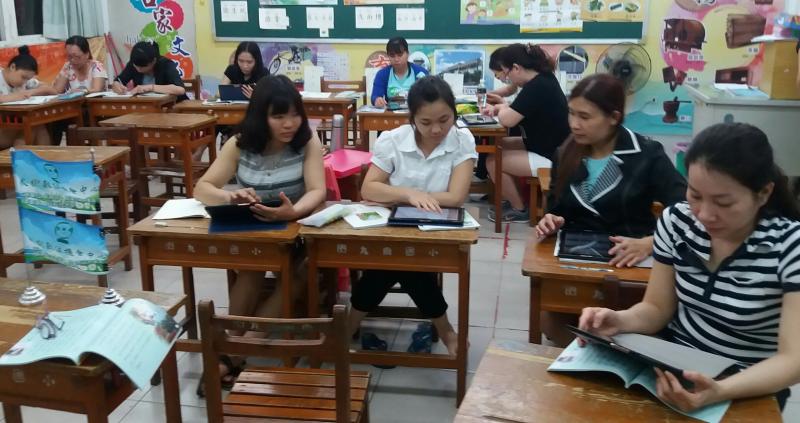 新住民姐妹使用平板,搜尋政府資訊