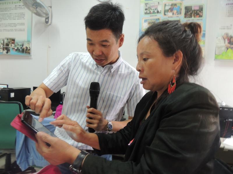 教導學員下載APP，名片編輯程式