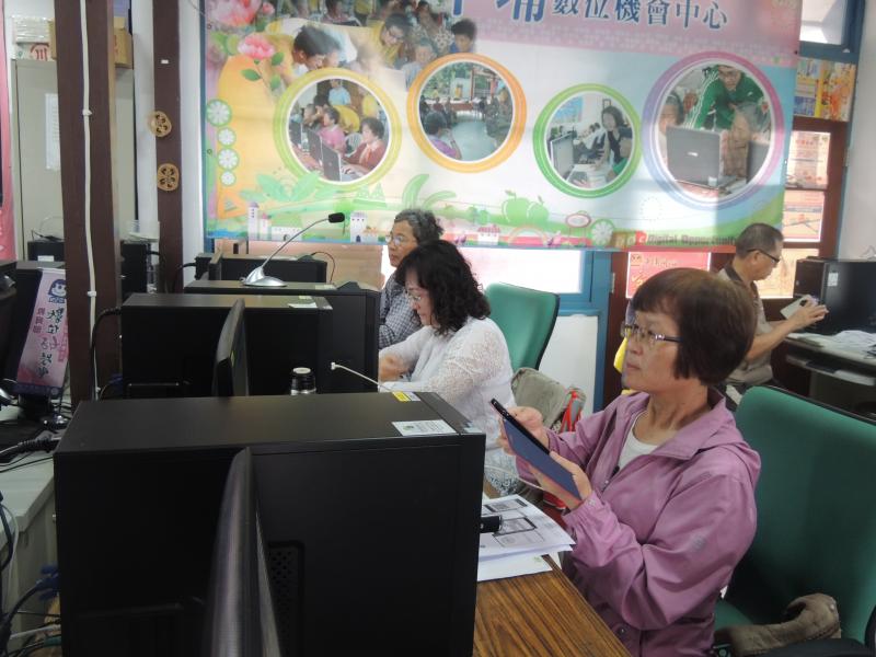 上課情況-專心聆聽講師的操作