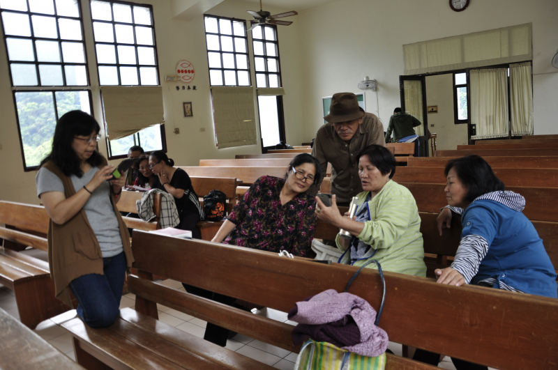 老師教導學員下載歡歌APP，以後隨地都是KTV