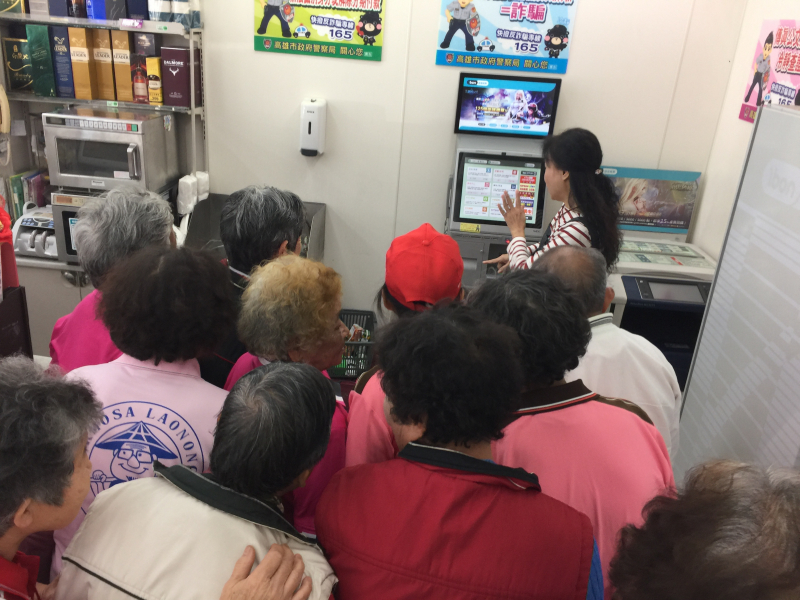 講師帶學員到7-11上課情形