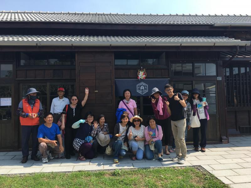 學員和老師外拍於林鳳營故事館前合影