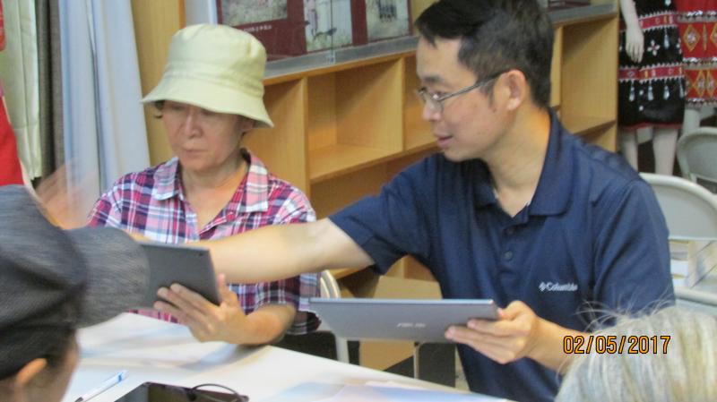 學員在操作上有問題正在請教老師。