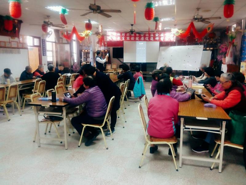 學員們在教室內圍在桌旁熱鬧上課