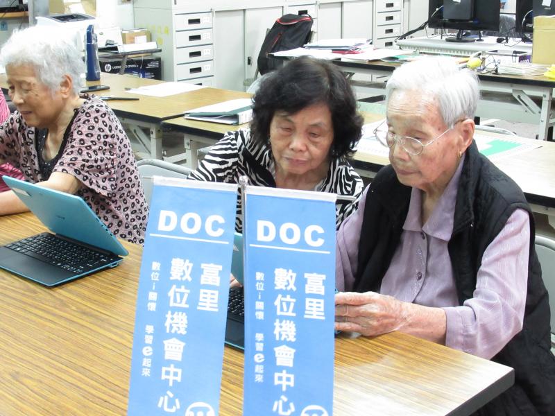 102歲的阿嬤也來學習