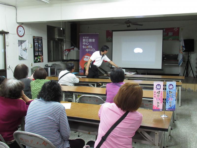 講師示範如何安裝電視棒