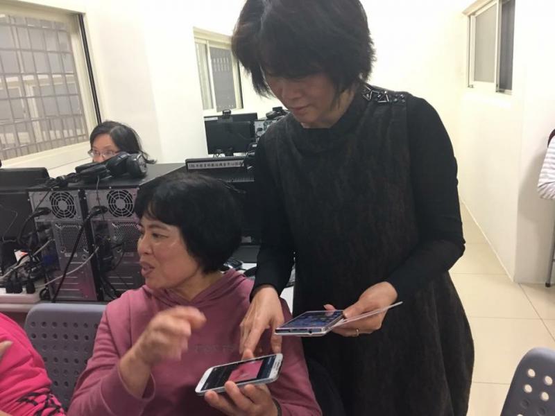 學員互相學習手機的使用