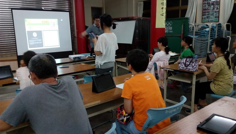 講師教導後營社區的民眾使用google各種功能