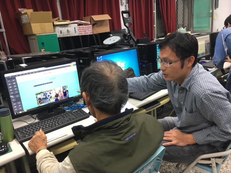 顏主任於課堂協助學員