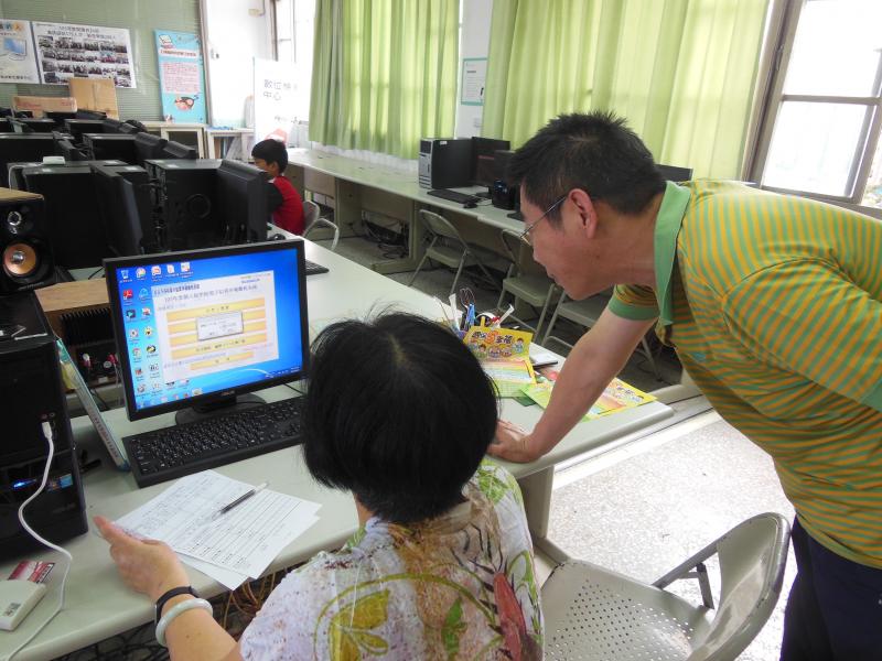 老師指導學員操作電腦常見軟體