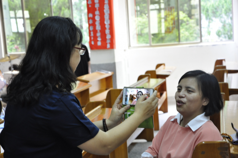 馬里光DOC開設「當我們LINE在一起」課程，老師拍攝學員照片當作母親節賀卡素材。