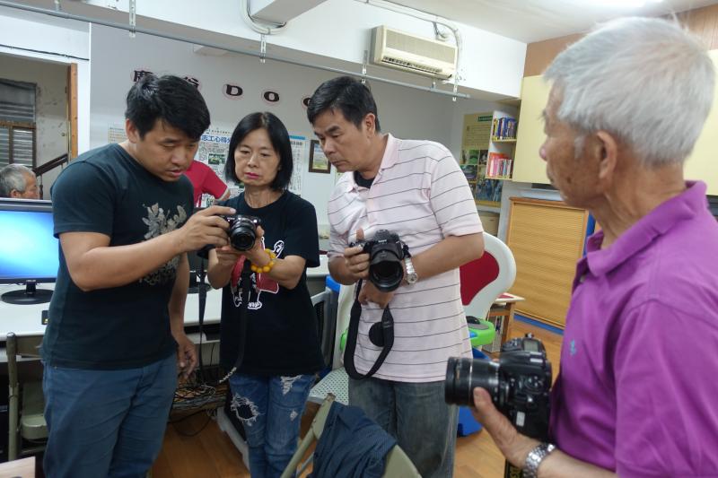 學員帶著自己的相機來跟老師探究和討論