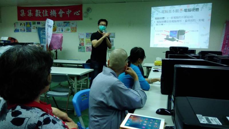 黃老師認真介紹電腦軟硬體名稱與用途