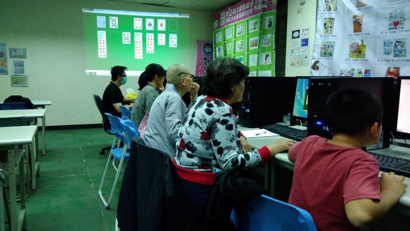 利用樸克牌讓學員練習滑鼠拉曳