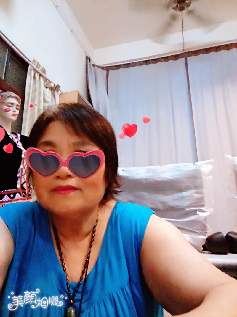 阿嬤戴著可愛酷炫的愛心眼鏡，美美的冒著愛心氣泡。