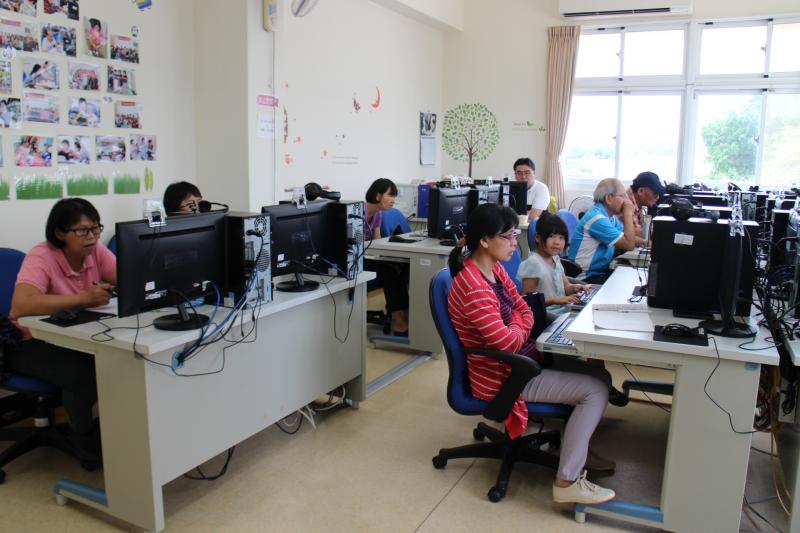 學員們認真的看著老師操作