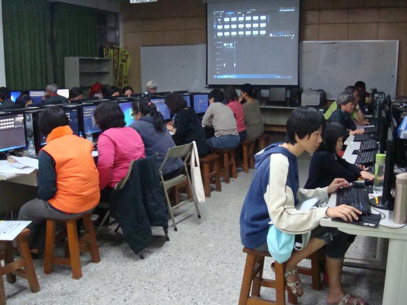 大家聽講師示範