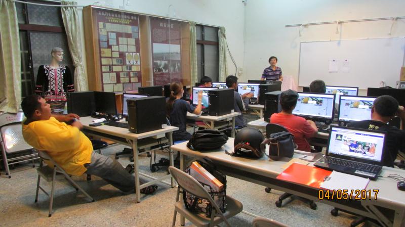 5/4學員上課的情形。