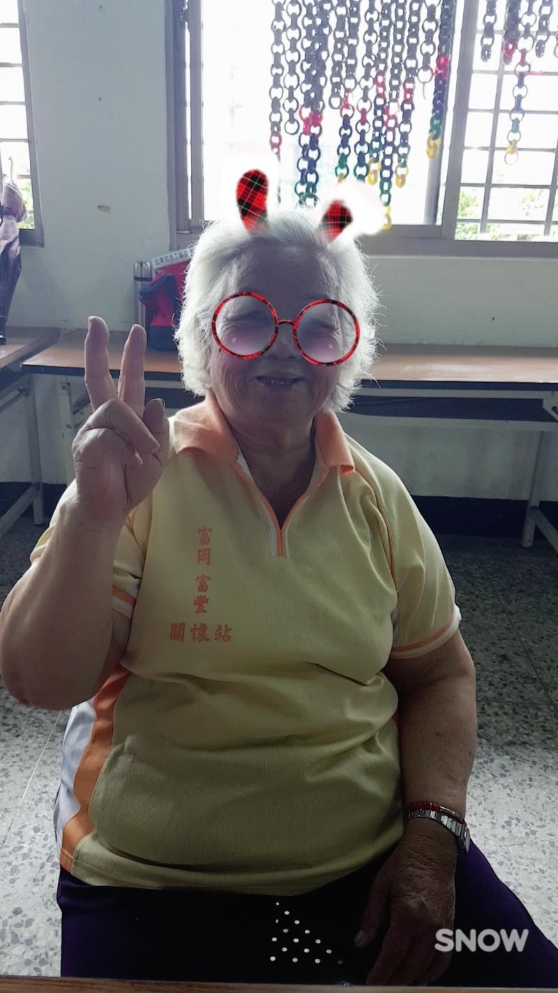 長輩們有了學習新動力~拍下張張照片~留下美好回憶!!