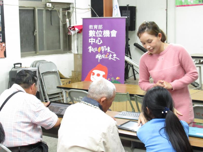 社區的中學生臨時擔任助教，協助老先生操作平板