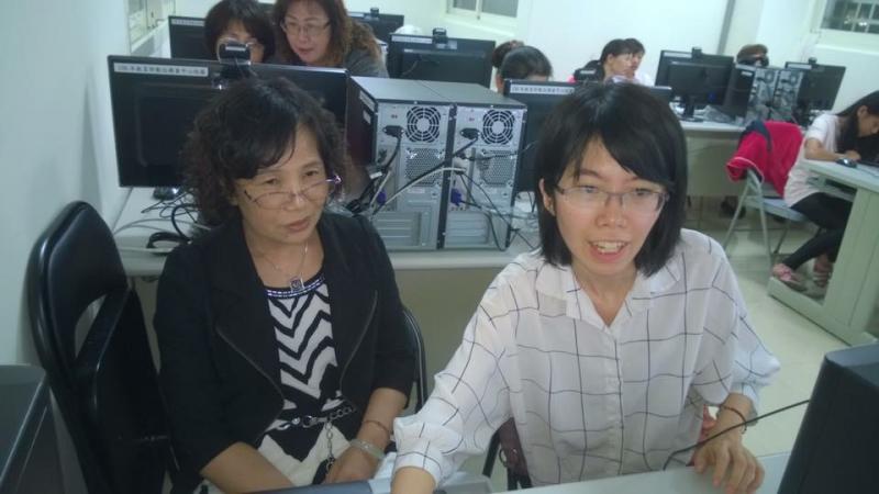 老師指導學員如何操作