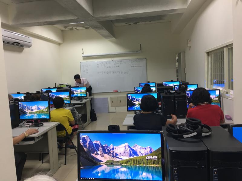 學員看著老師介紹電腦