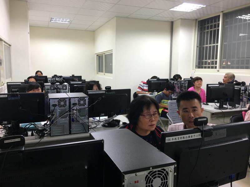 學員看著老師示範如何使用鍵盤