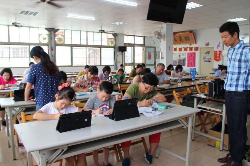 大家認真地塗鴉