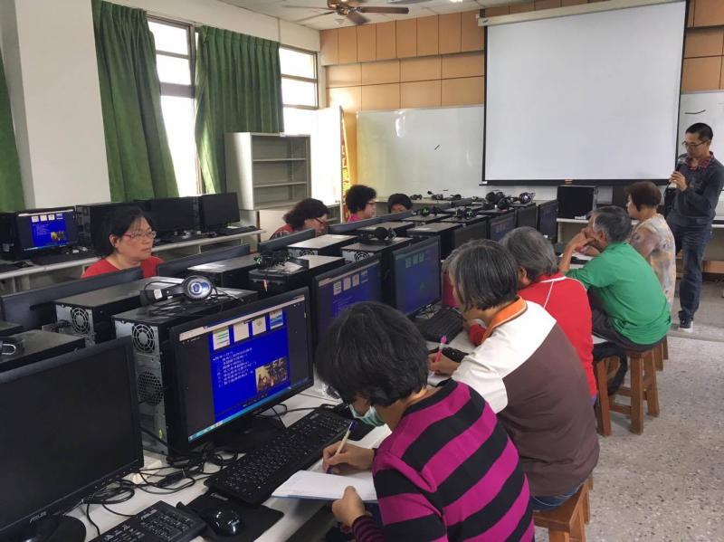 學員們認真聽講