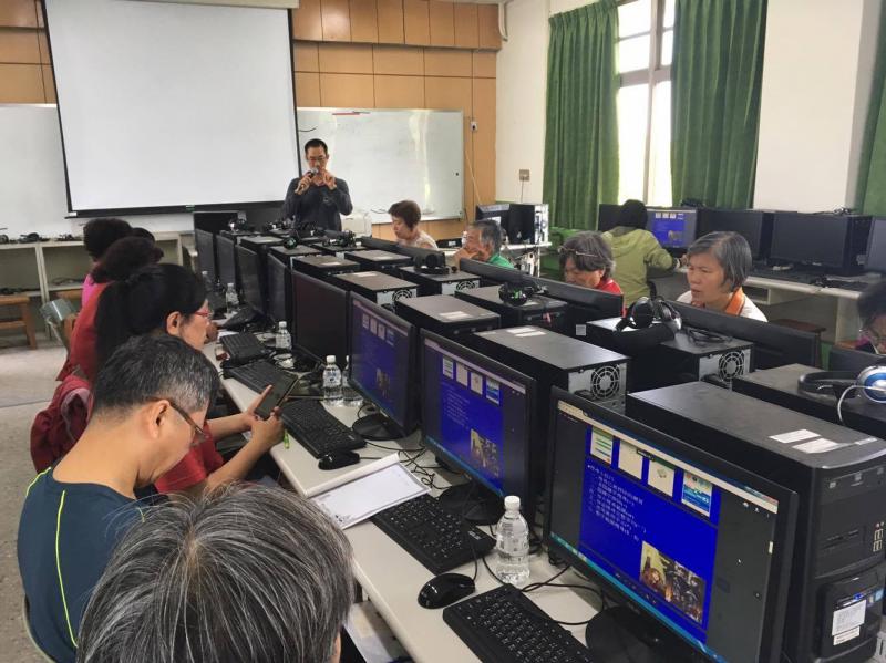 學員們認真抄筆記