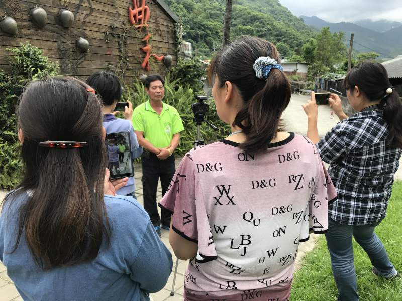 學員們學習嘗試不同拍攝角度