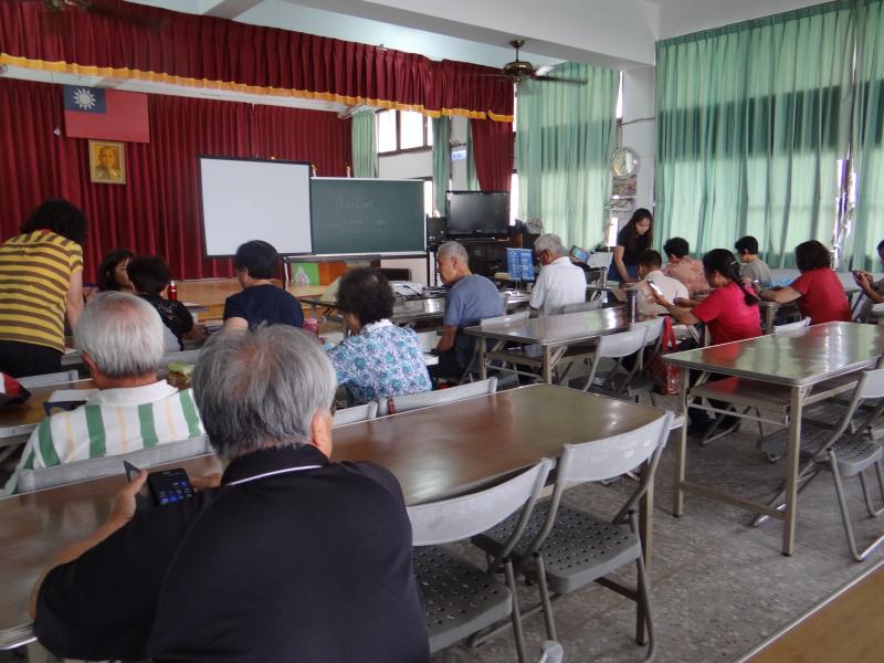 GOOGLE工具應用課程開始，學員們悉心聽課。