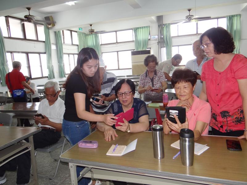 講師指導學員如何利用google建立記事本，並學會記事。