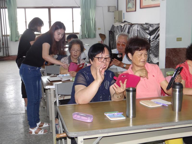 學員實作中，與同學google帳號連動，可共同創建記事本、日曆等功能。