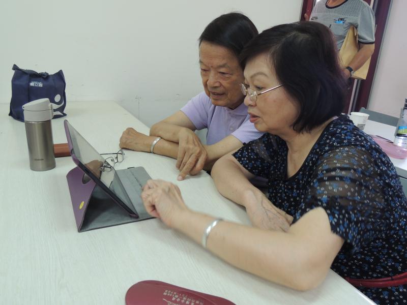 長青活力站的學員，認真學習平板各項app各項應用