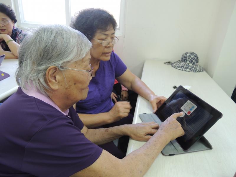 長青活力站阿媽利用平板測量血壓