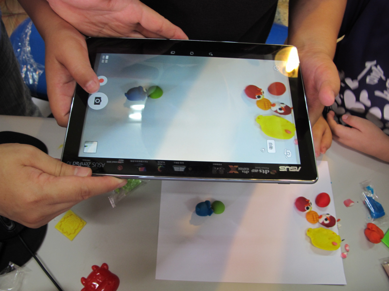 大家合力用平板紀錄每個故事情節