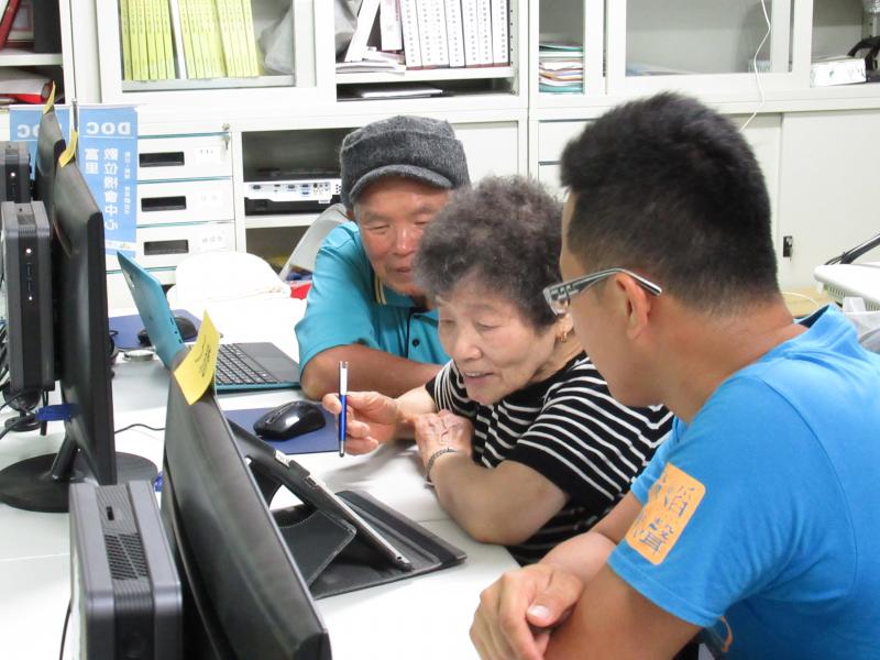 社區學員自己帶了不同規格的設備來請講師指導