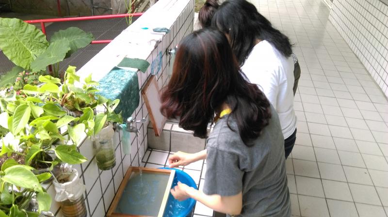 學員進行絹版洗刷。