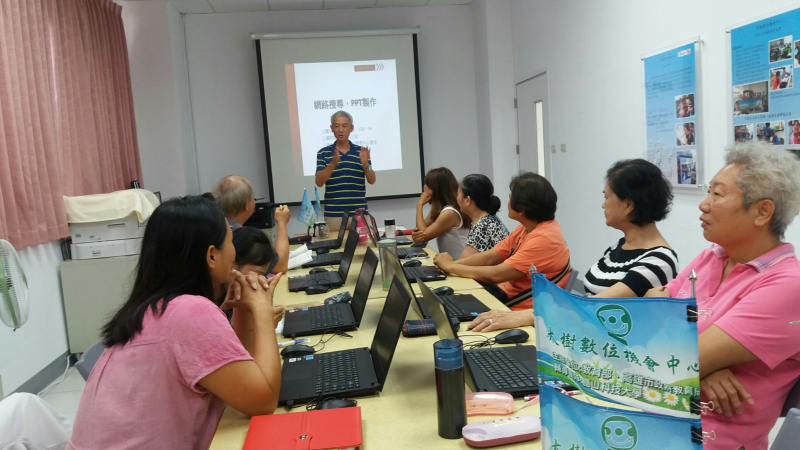 老師認真上課中