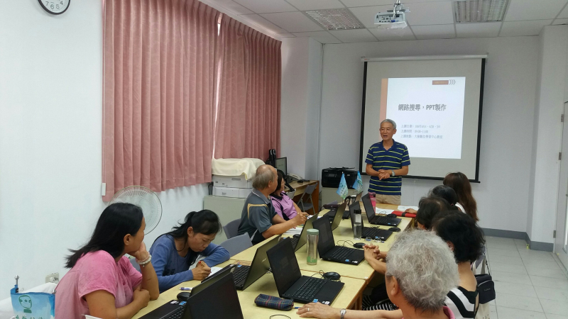 大家很專心聽老師上課