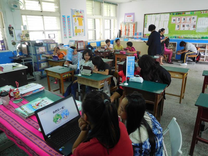 學員跟著講師操作線上電子書平台。