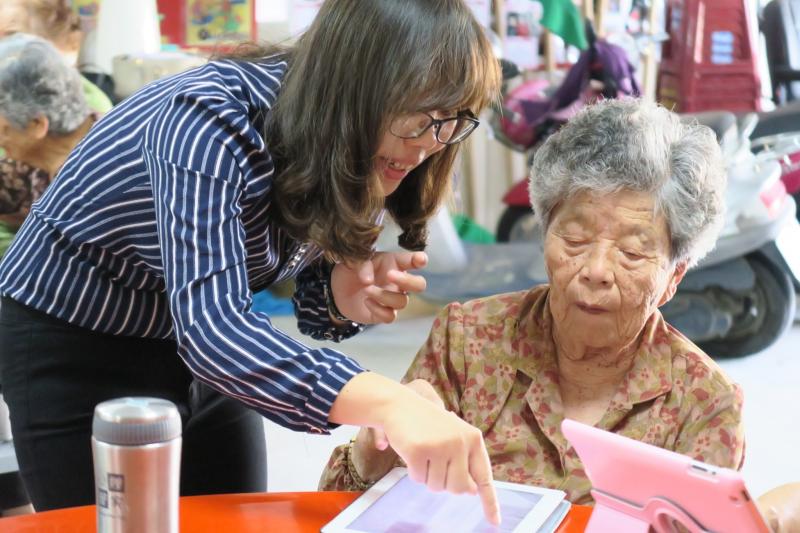 田老師總是不厭其煩地耐心教學，讓長輩重拾信心。