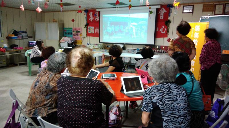 田老師分享影片，長輩們看到目不轉睛，看到自己被拍入鏡，笑得合不嚨嘴，再怎麼煩心的事都拋在腦後囉~