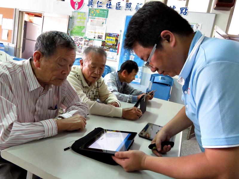 老師指導學員操作