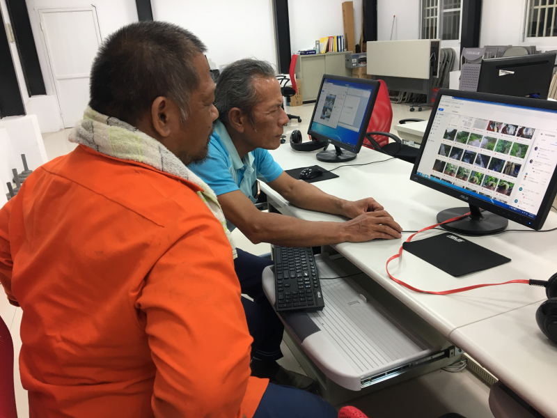 學員使用電腦認真挑選電子書素材照片