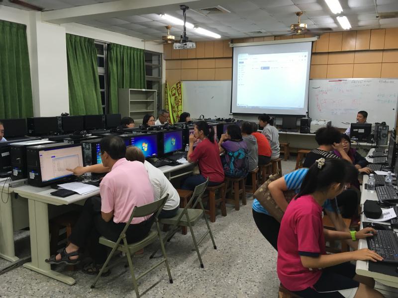 大家一起共用兩台電腦