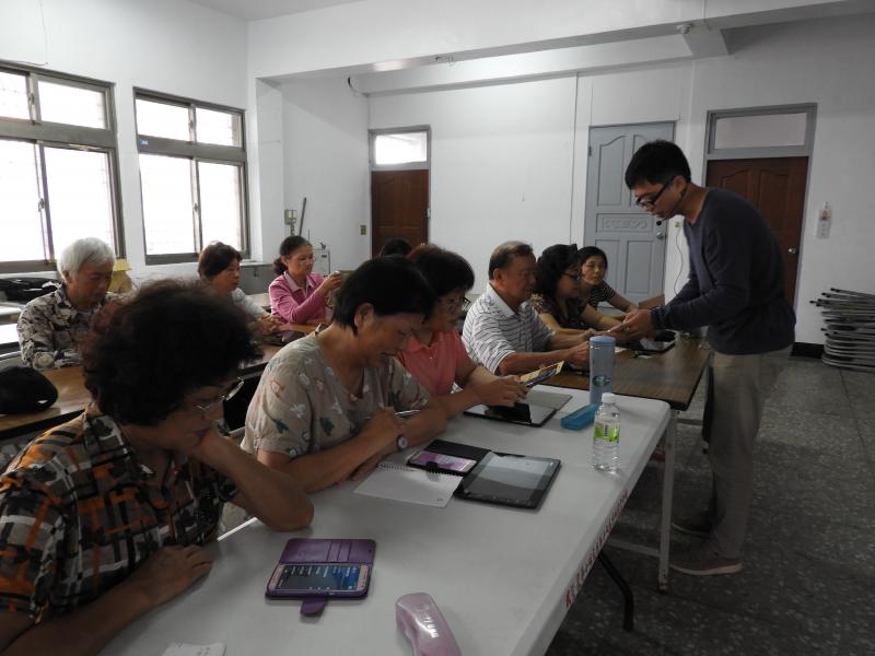 講師指導學員使用平板電腦